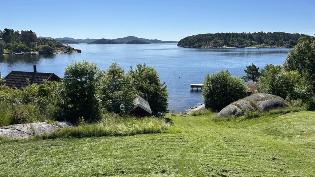 På slike dager er det ferie og late dager som gjelder med sol fra skyfri himmel , badestrand og båtplass rett nedenfor.