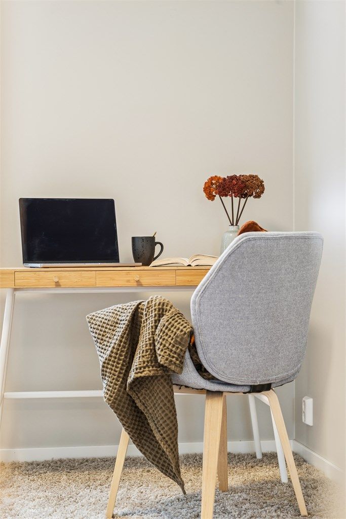 Den lille stuen i denne etasjen kan fint benyttes som kontor eller tv-stue.