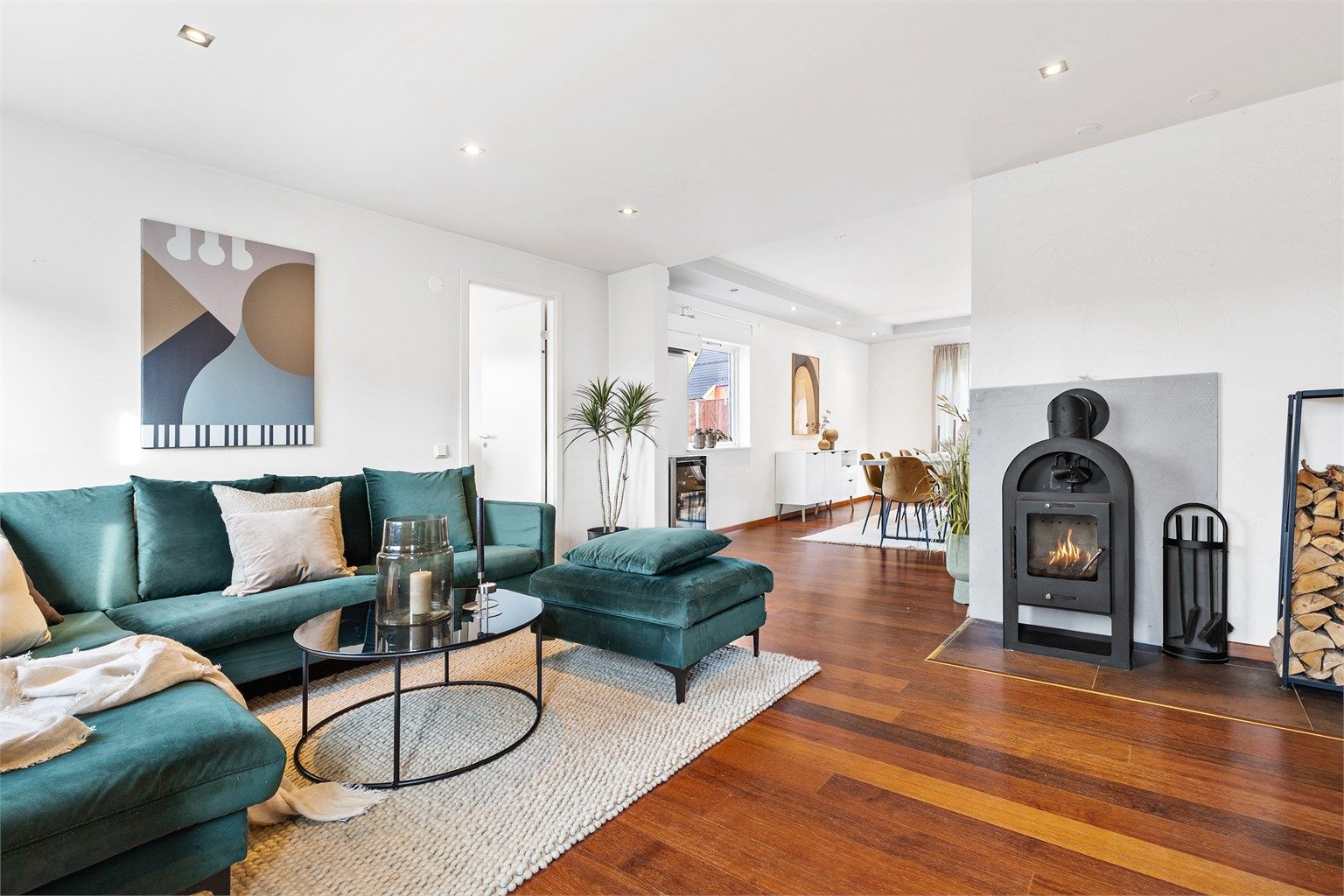 Her får du en lys og innholdsrik enebolig. Boligen har 4 soverom, stue og spisestue med god plass til stort spisebord og utgang til terrasse og hage.