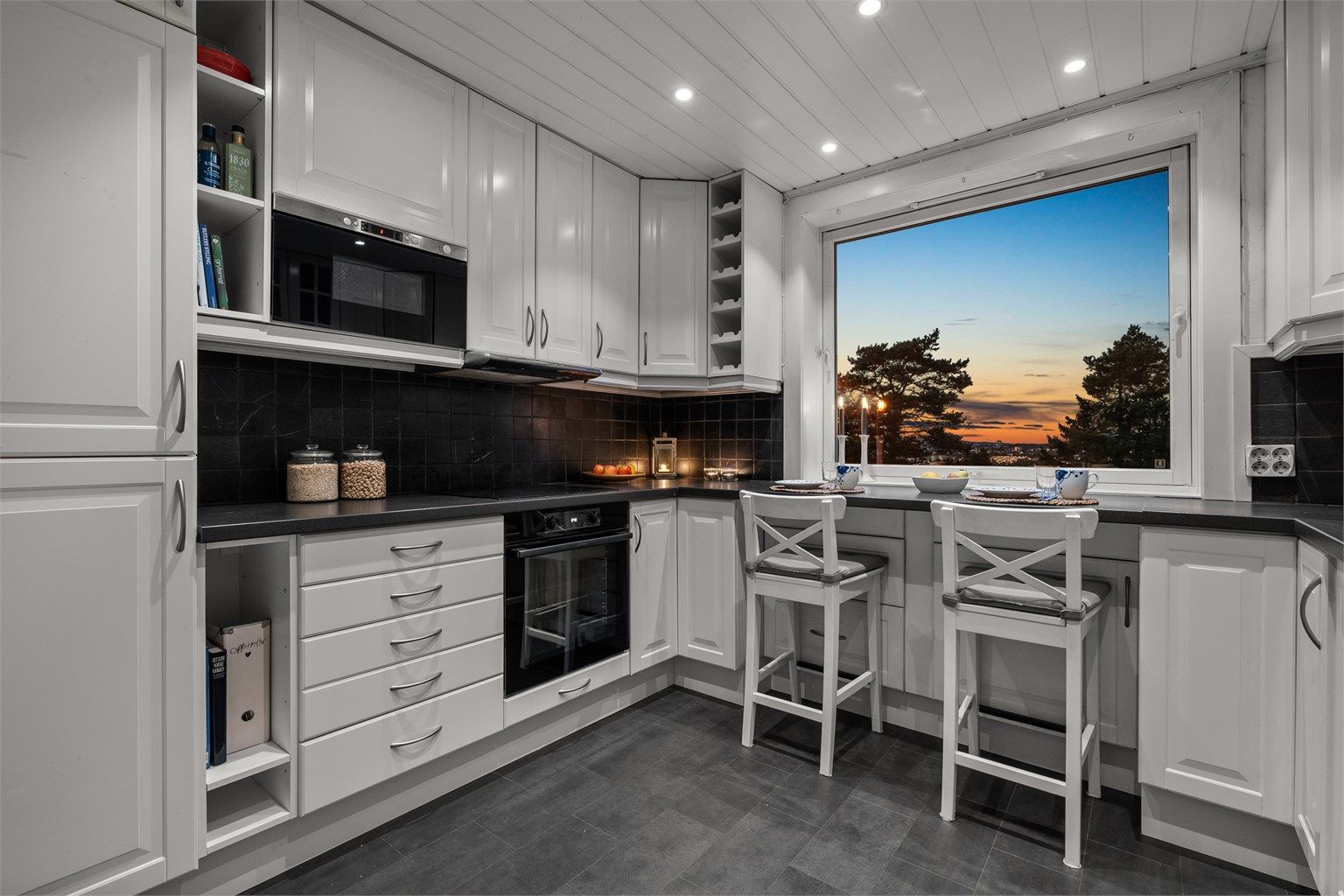 Lys og moderne 3-roms toppleilighet med nytt bad 2024. Sydvendt balkong og meget sentral beliggenhet.