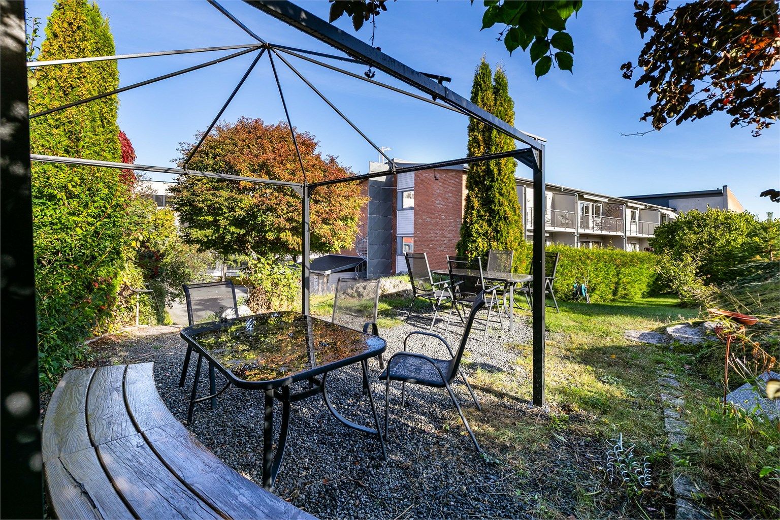 Ute i borettslagets felles hage er det lite som minner om de sentrale omgivelsene midt i byen.