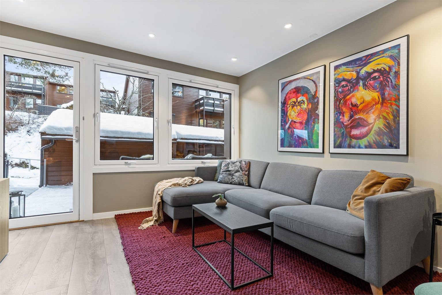 Det er god plass til sofa, salongbord og TV-seksjon. Herfra er det utgang til en herlig uteplass.