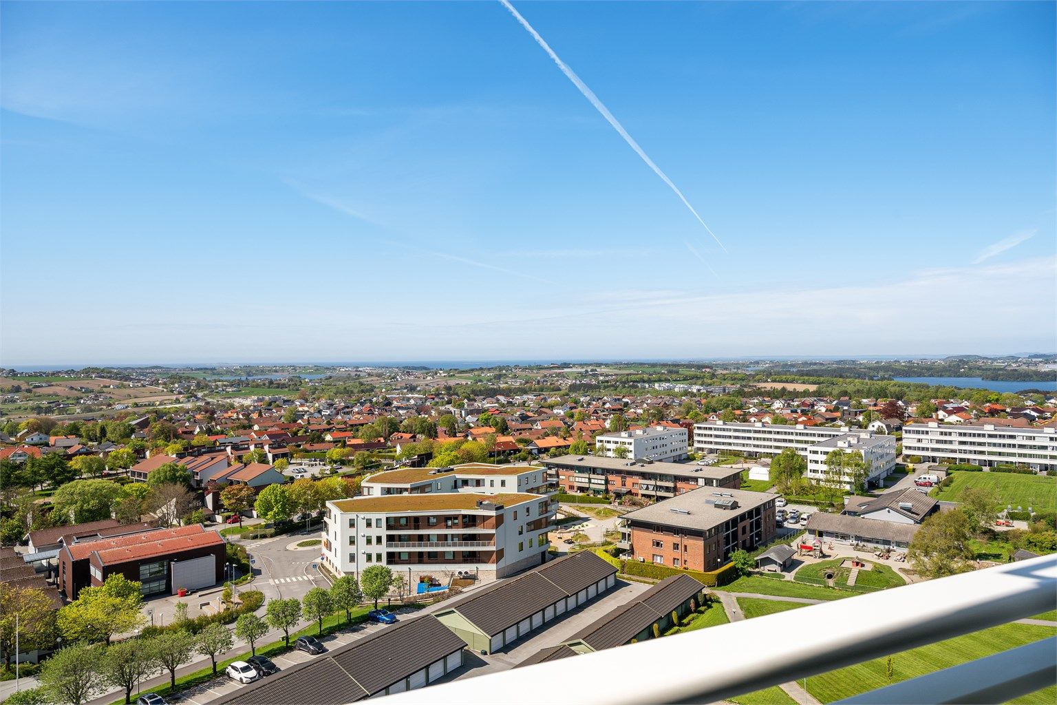 Utsikt fra balkongen. Til høyre i bildet kan man se helt til store Stokkavatnet. 