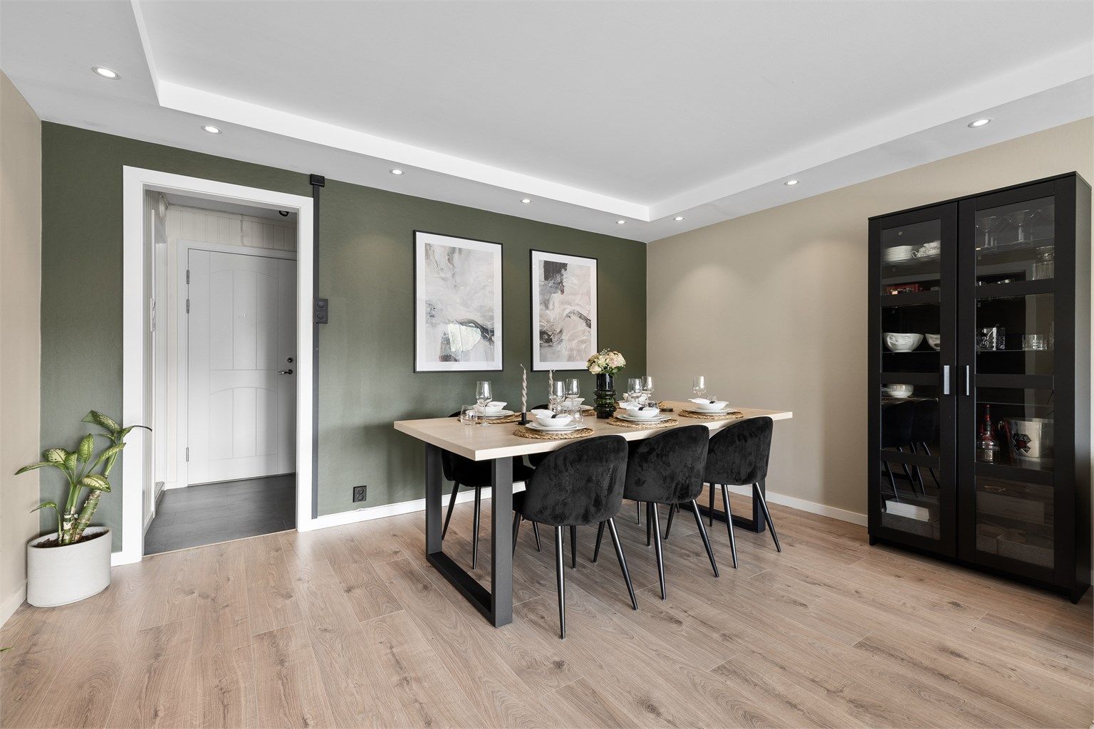 Deksler til både brytere og stikkontakter er skiftet ut med nye i tidsaktuell sort.