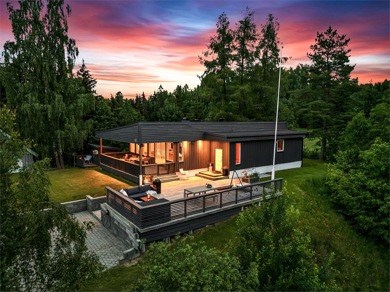 Tangerudveien 82 er en stor og familievennlig enebolig med mange muligheter. Innerst i blindvei. 