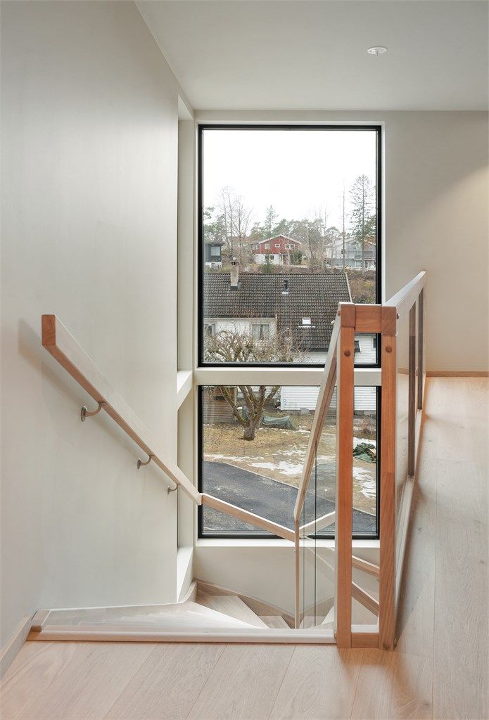 På vei opp til toppetasjen åpner boligen seg med en imponerende romhøyde.