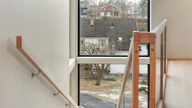 På vei opp til toppetasjen åpner boligen seg med en imponerende romhøyde.