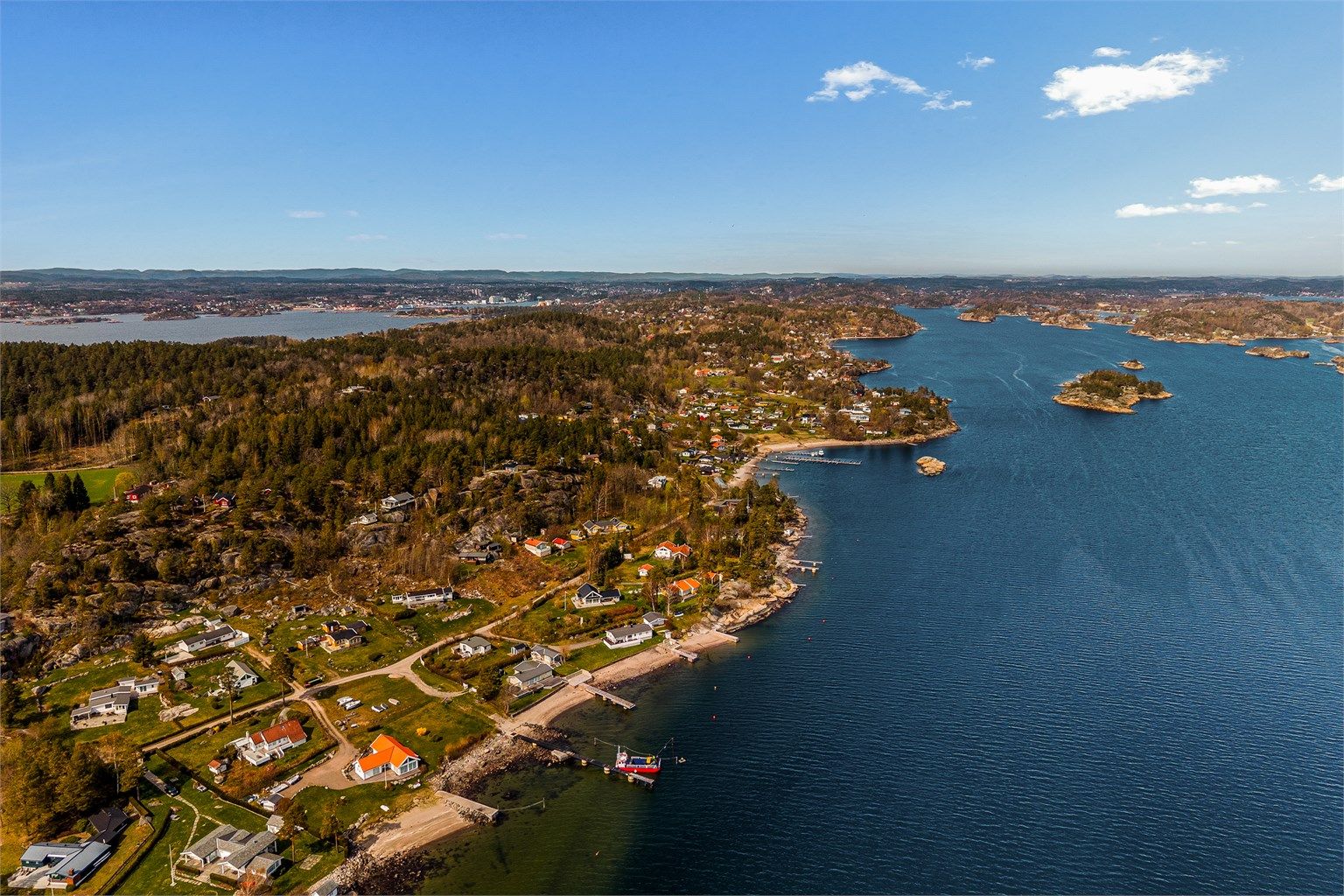 Dersom båtlivet med Mefjordens flotte holmer og skjær frister, er det kort vei til felles brygge (mulighet for båtplass/båtfeste), samt fellesområder nede ved sjøen. Her er det gode bademuligheter både fra fellesbryggen eller fra strand.