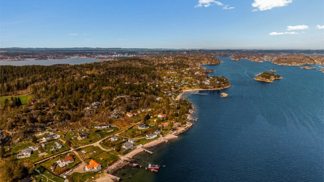 Dersom båtlivet med Mefjordens flotte holmer og skjær frister, er det kort vei til felles brygge (mulighet for båtplass/båtfeste), samt fellesområder nede ved sjøen. Her er det gode bademuligheter både fra fellesbryggen eller fra strand.