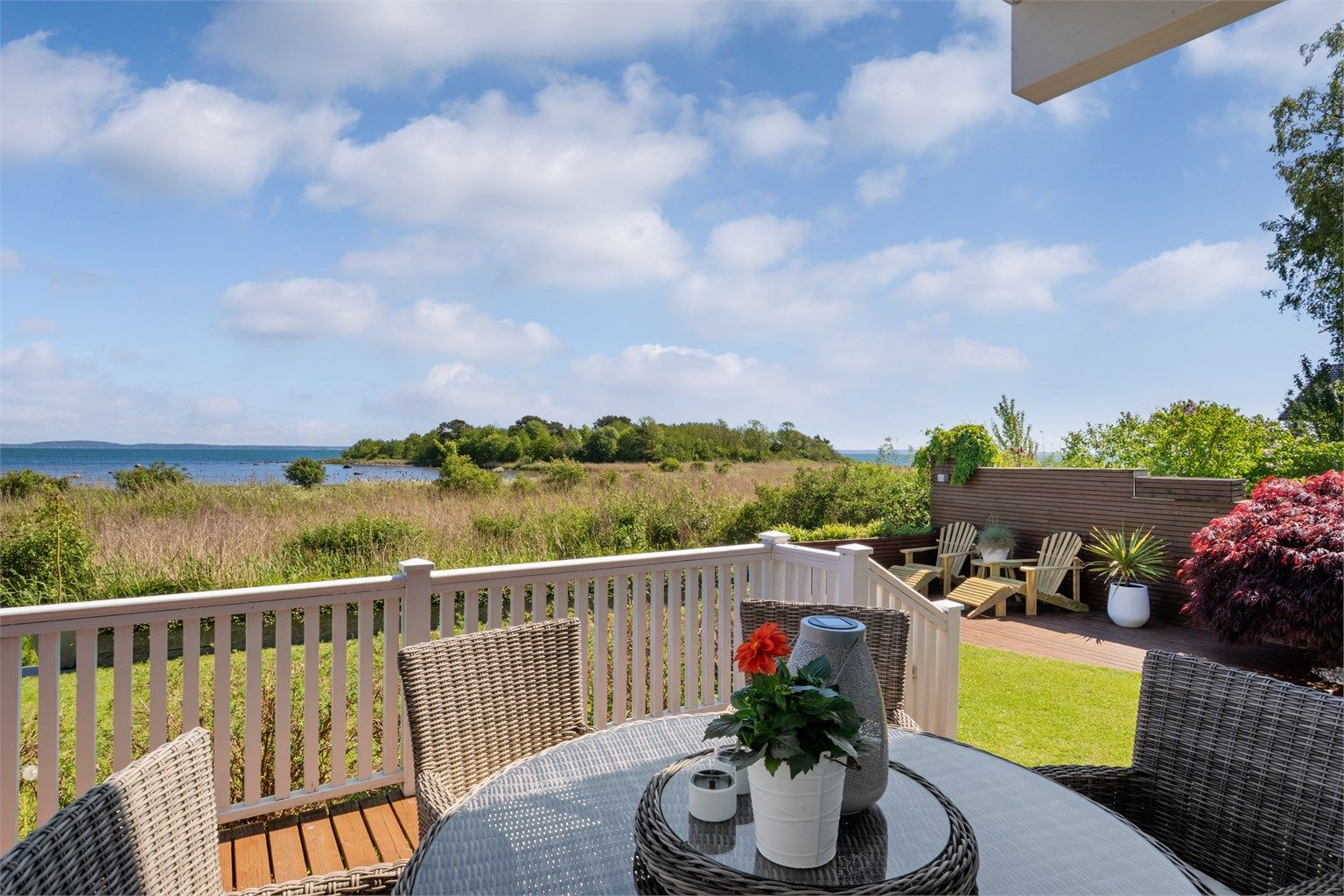 Eiendommen har flere pent opparbeidede uteplasser og fantastiske solforhold.