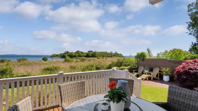 Eiendommen har flere pent opparbeidede uteplasser og fantastiske solforhold.