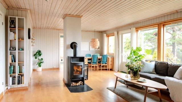 Boligen har en romslig og fin stue med store vindusflater som gir mye lys.