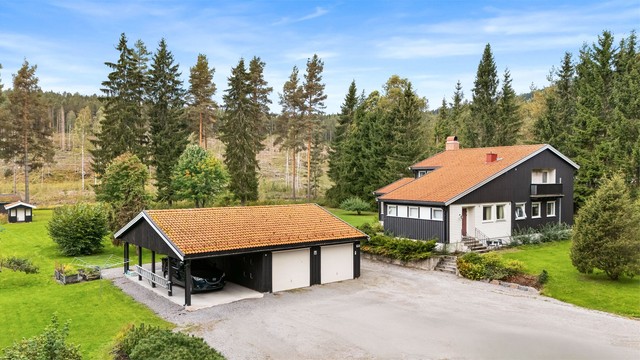 Eiendomsmegler Krogsveen v. Austeja Flenderyte har gleden av å ønske velkommen til Nord-Odalsvegen 118! Foto: Ann-Helén Nannestad/ Isnitt.