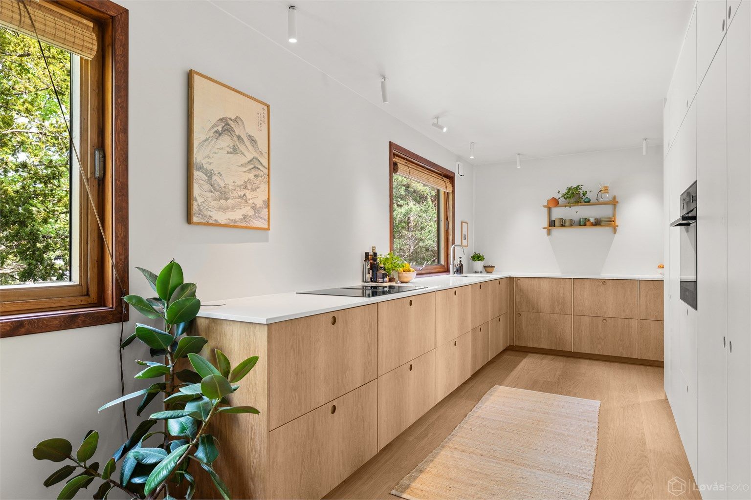 Kjøkkenet er nytt fra 2025 og ligger i åpen løsning mot stuen/spisestuen, noe som gir en sosial og funksjonell planløsning. Store vinduer sørger for godt med lys. Foto: John Løvås