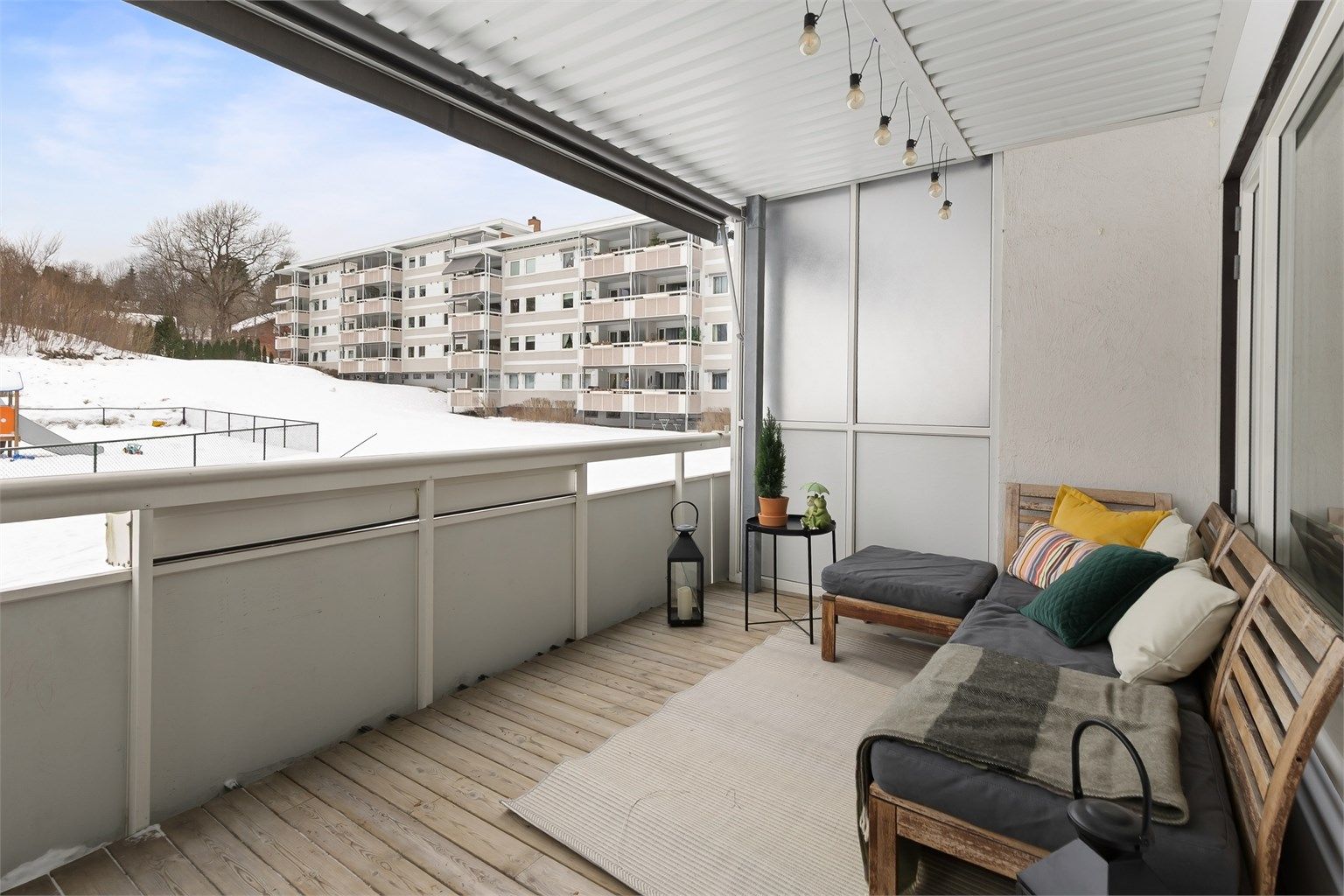 Lekker og meget innbydende 3-roms med peis og balkong. Foto: Zovenfra AS