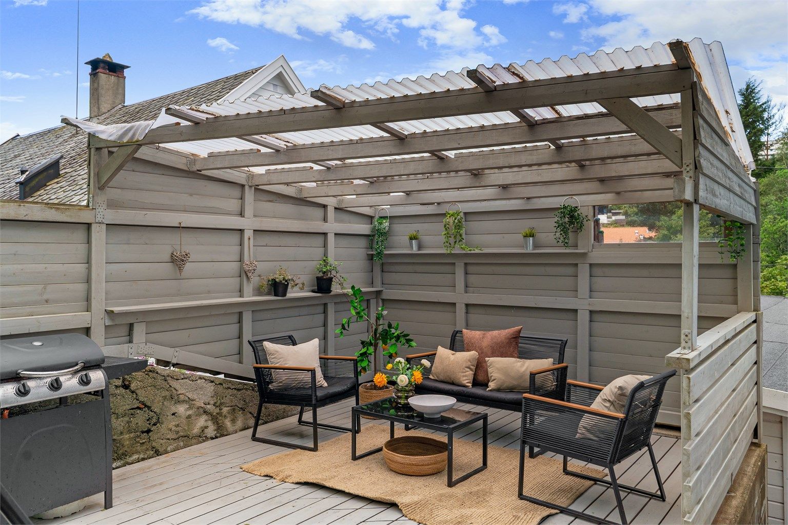 - Boligen har flere uteområder hvor fine dager kan nytes -