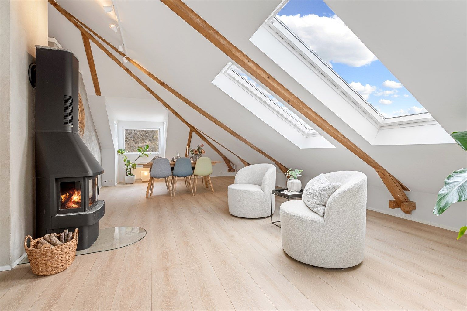 Spisestuen har god plass til større selskap og er naturlig integrert i den åpne løsningen.