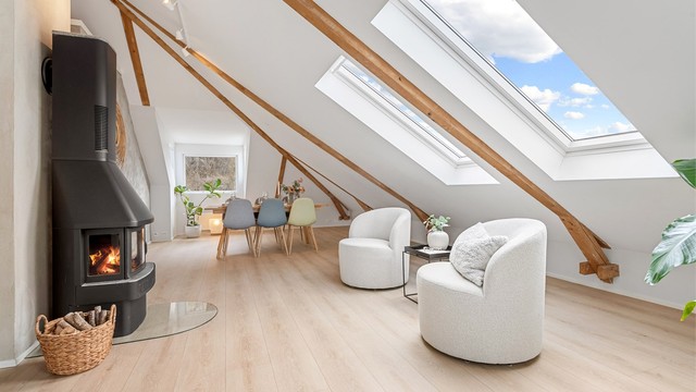 Spisestuen har god plass til større selskap og er naturlig integrert i den åpne løsningen.