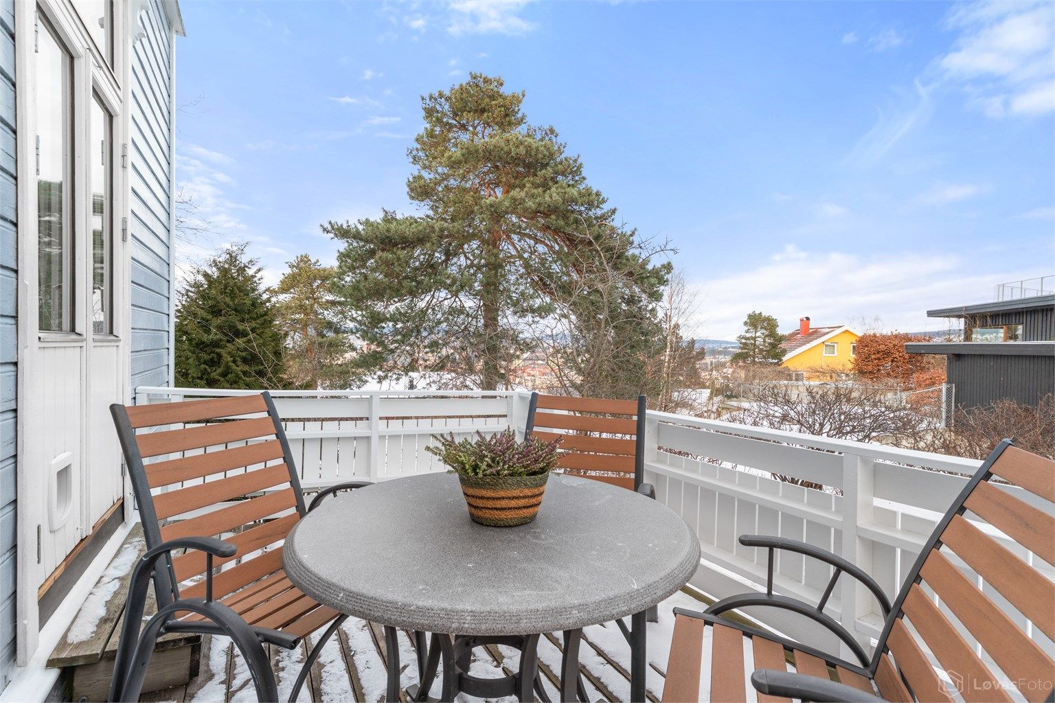 Terrasse utenfor kjøkkenet i 1. etasje med trapp til hagen