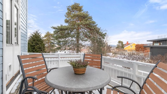 Terrasse utenfor kjøkkenet i 1. etasje med trapp til hagen