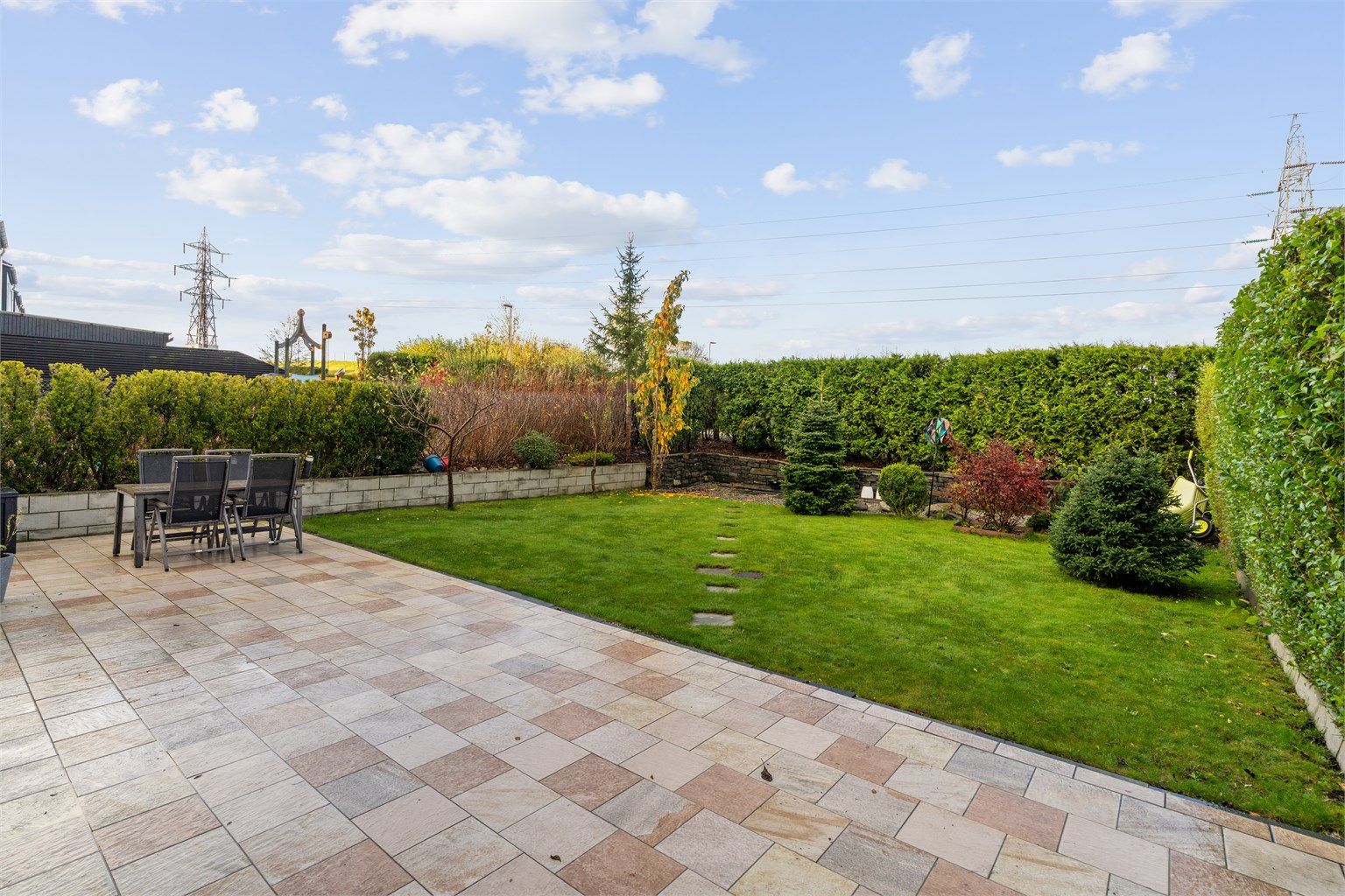 Solrikt uteområde med nok av boltreplass til store og små