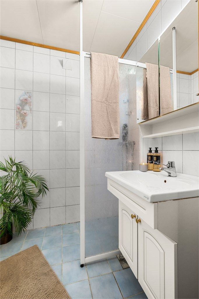 Badet måler 2,5 kvm og har flislagte flater, dusjnisje og servantskap. Det må påregnes noe oppussing. 