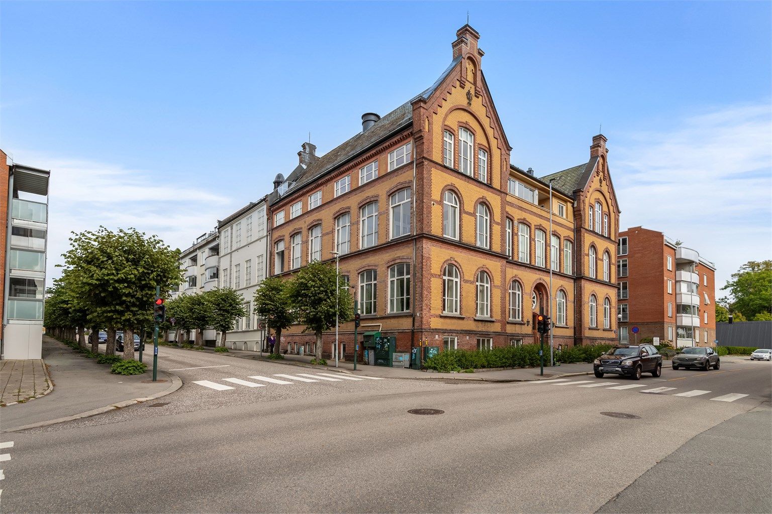 Velkommen til en stor 3-roms leilighet i 4. etasje med balkong og heis.