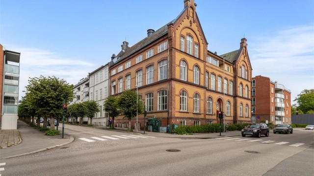 Velkommen til en stor 3-roms leilighet i 4. etasje med balkong og heis.