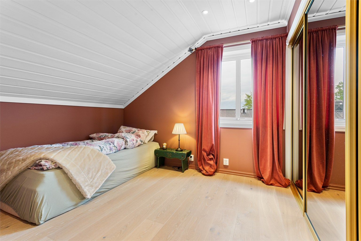 Soverom 2 med skyvedørsgarderobe