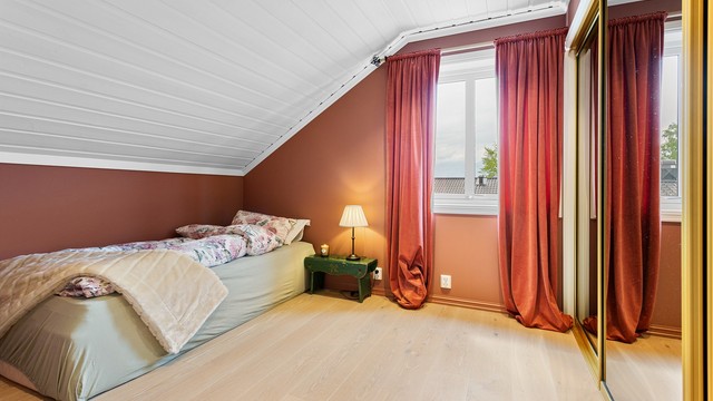 Soverom 2 med skyvedørsgarderobe