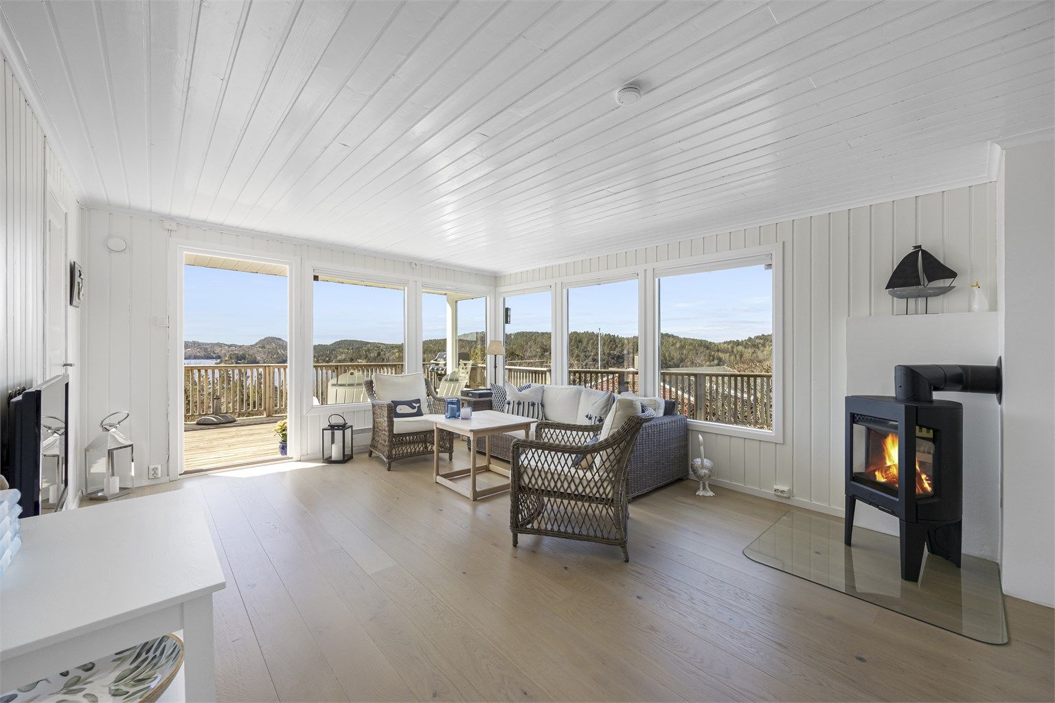 De store vindusflatene rammer inn utsikten mot Eikelandsfjorden og Oksefjorden, og gir rikelig med naturlig lys.