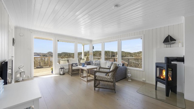 De store vindusflatene rammer inn utsikten mot Eikelandsfjorden og Oksefjorden, og gir rikelig med naturlig lys.