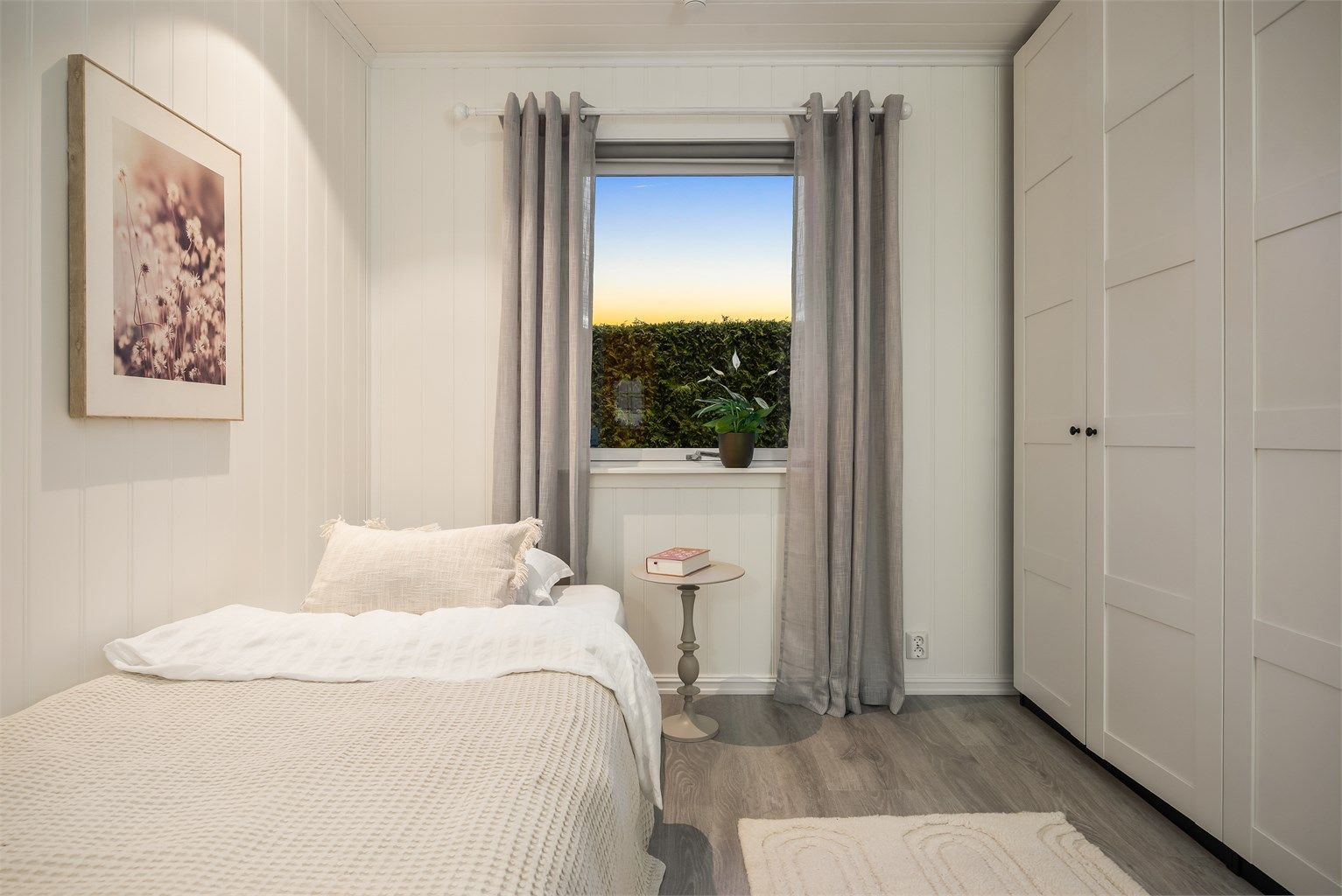 Praktisk soverom i første etasje, som også er utstyrt med gulvvarme.