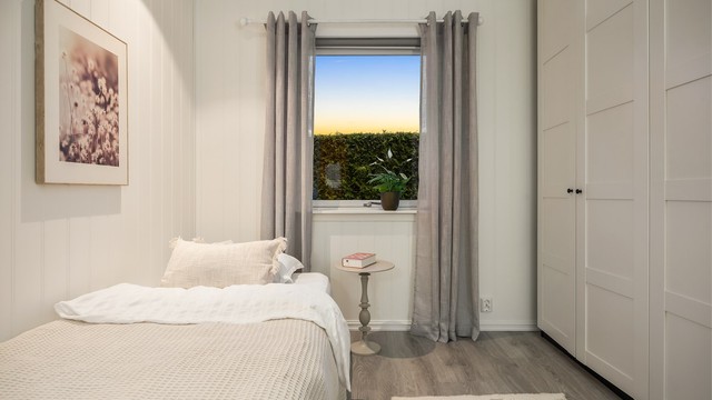 Praktisk soverom i første etasje, som også er utstyrt med gulvvarme.