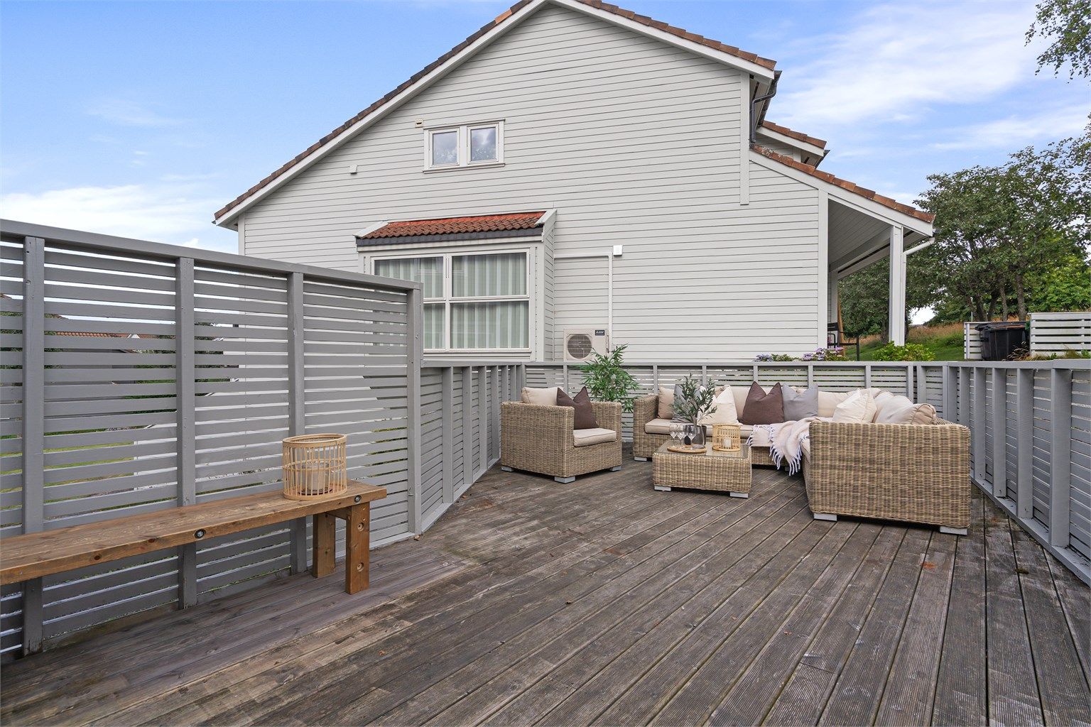 Det er ved inngangspartiet en stor terrasse. Denne er i utgangspunktet satt opp på fellesareal for borettslaget, men det har vært eier som hovedsakelig har benyttet seg av denne. 
Det er også selger som har bygget terrassen etter godkjenning fra styret. 