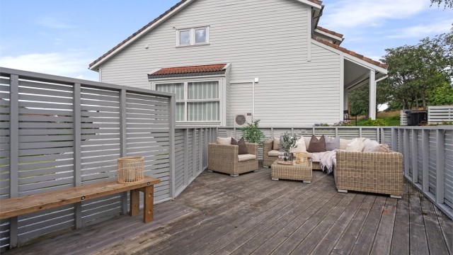 Det er ved inngangspartiet en stor terrasse. Denne er i utgangspunktet satt opp på fellesareal for borettslaget, men det har vært eier som hovedsakelig har benyttet seg av denne.
Det er også selger som har bygget terrassen etter godkjenning fra styret.