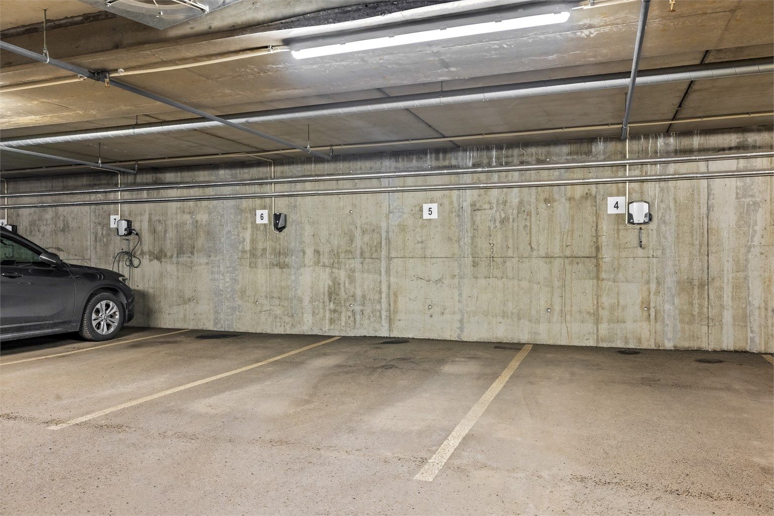 Det medfølger en biloppstillingsplass i felles parkeringskjeller. Det er mulig å montere ladeboks for elbil etter avtale med styret.