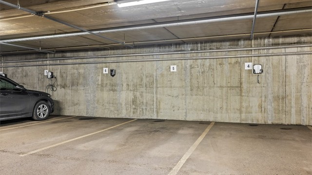 Det medfølger en biloppstillingsplass i felles parkeringskjeller. Det er mulig å montere ladeboks for elbil etter avtale med styret.