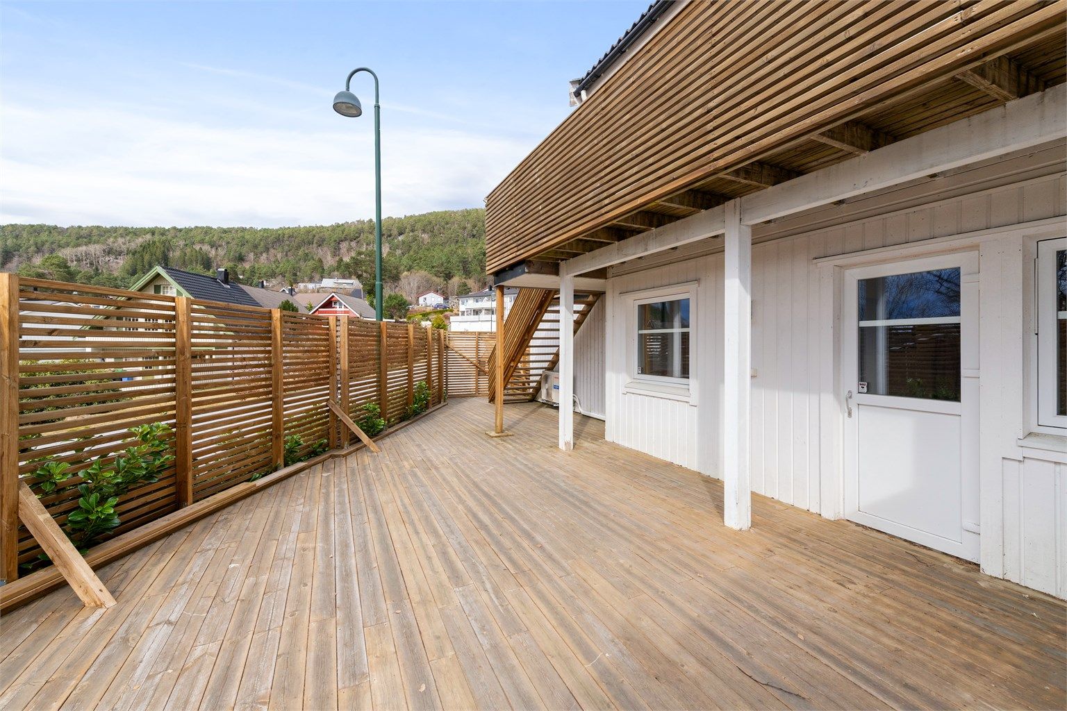 Terrassen er skjermet og privat, med god plass til lek og utemøbler.