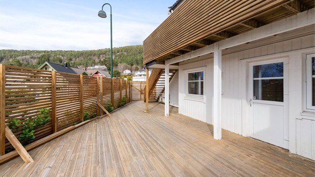 Terrassen er skjermet og privat, med god plass til lek og utemøbler.