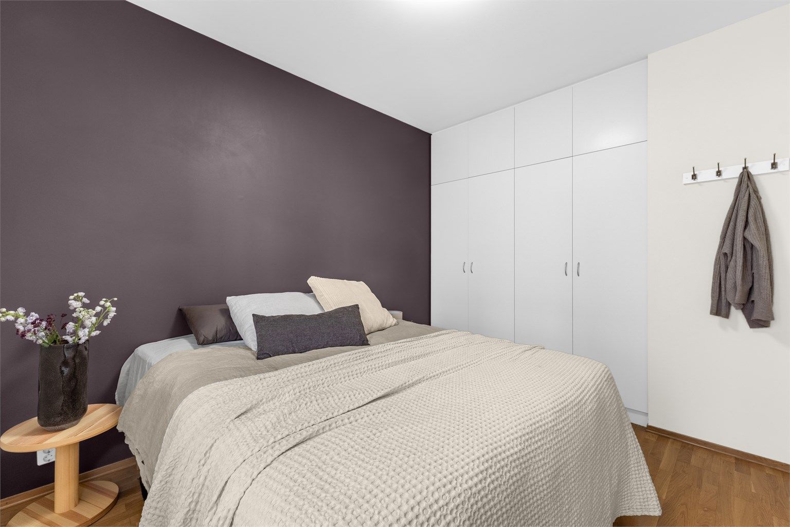 Hovedsoverommet er av god størrelse med plass til dobbeltseng og nattbord.