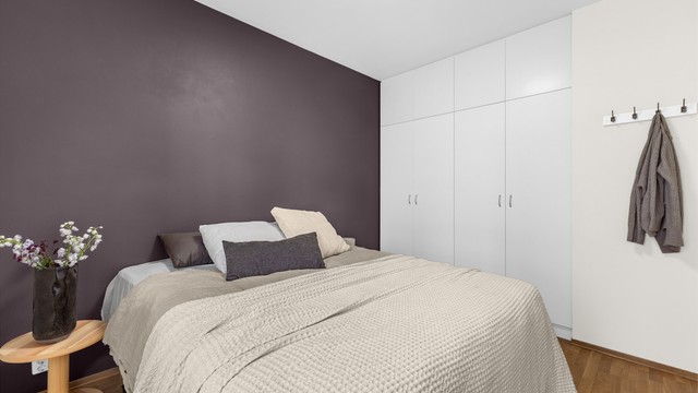 Hovedsoverommet er av god størrelse med plass til dobbeltseng og nattbord.