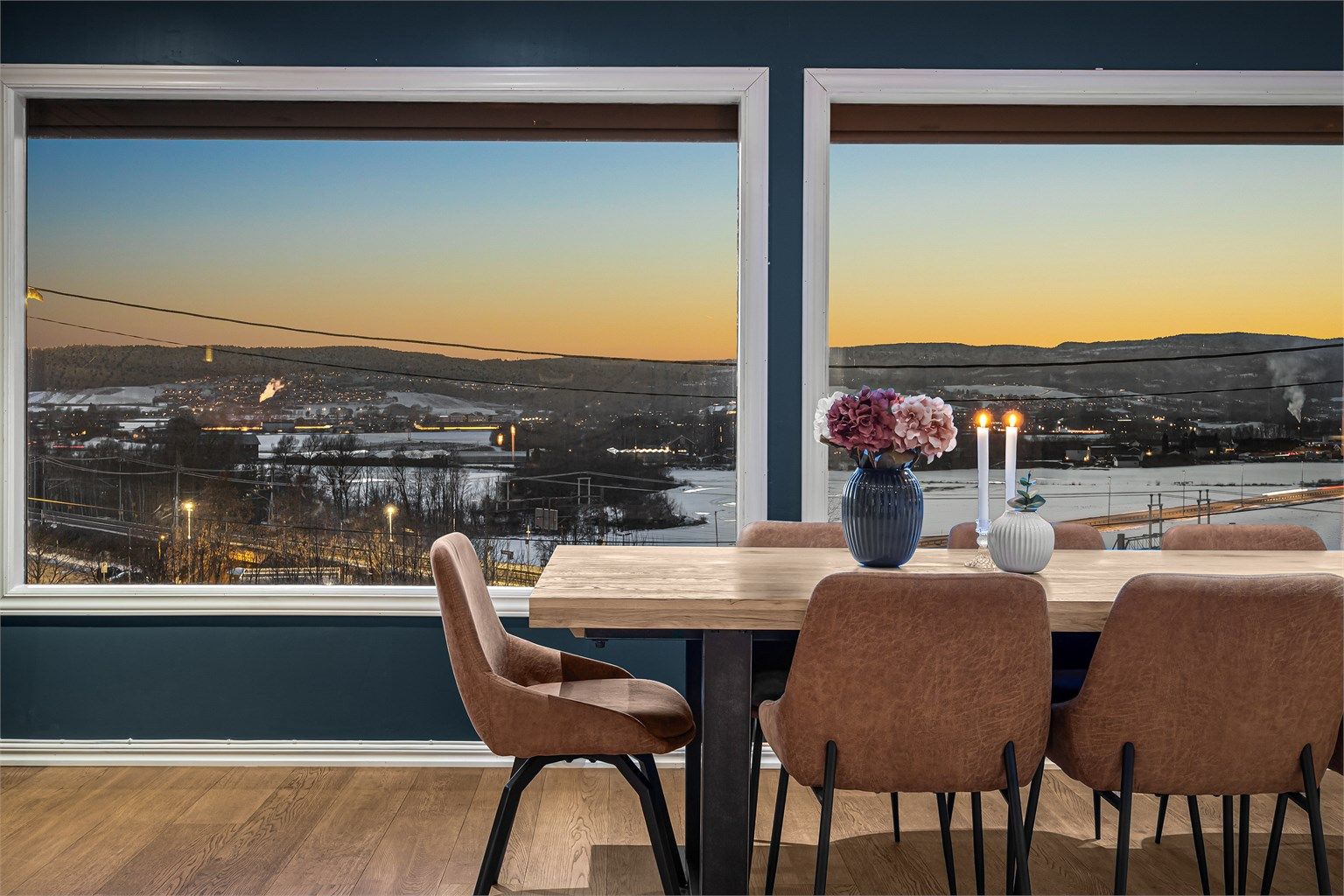 Her kan måltider nytes med en flott kveldsutsikt over nærområdet.