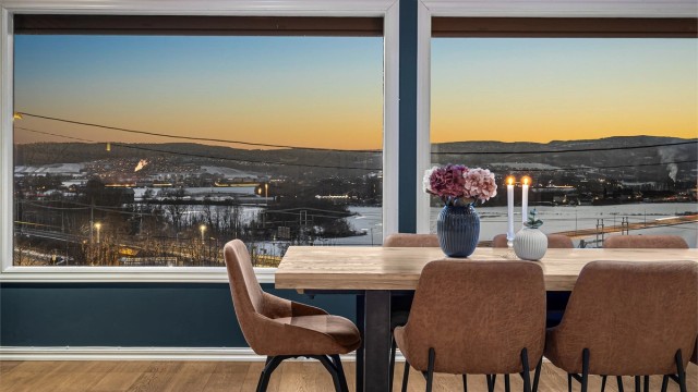 Her kan måltider nytes med en flott kveldsutsikt over nærområdet.