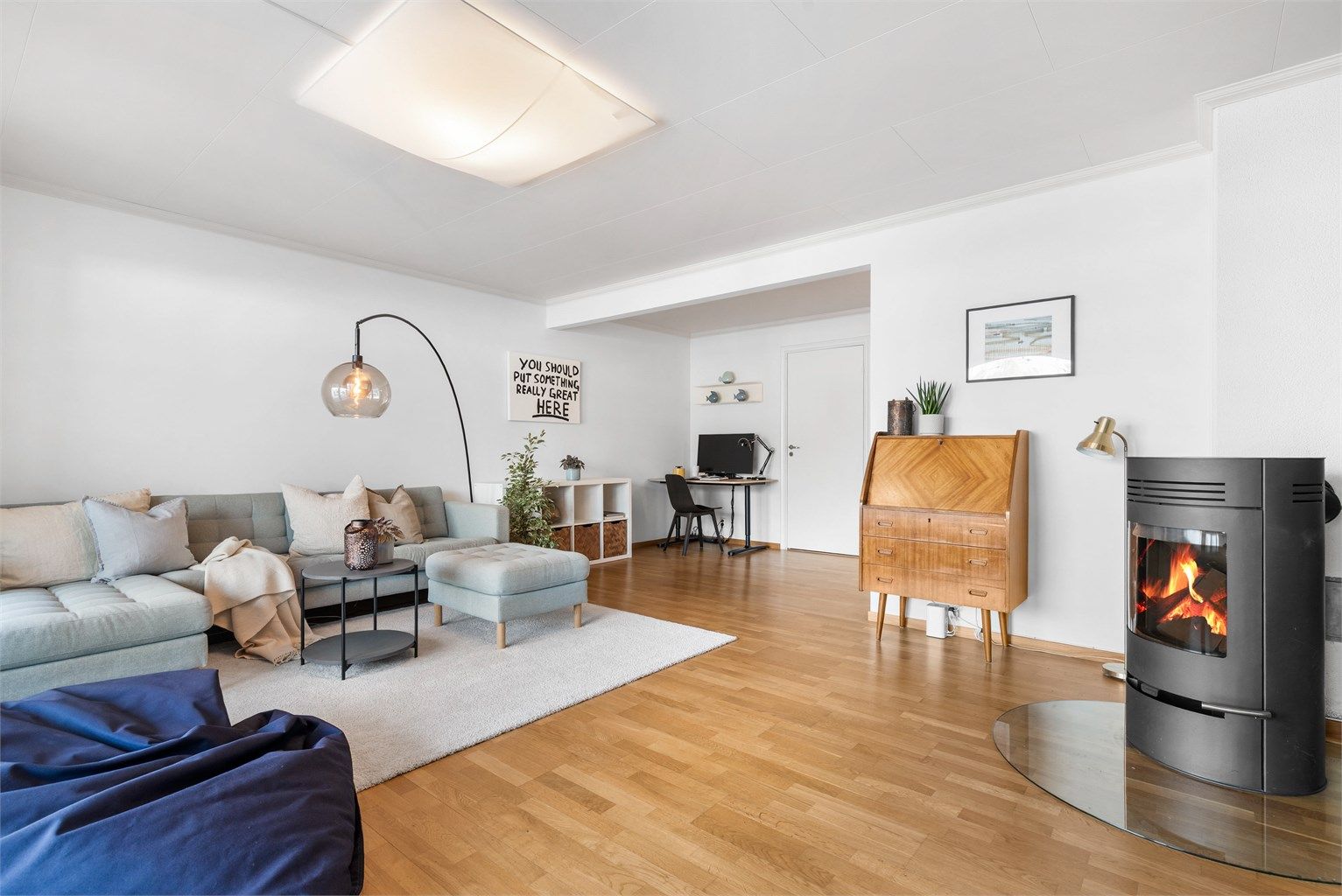 I selve TV-stuen er det plass til sittegruppe og TV-område. Her er det også peis for ekstra varme og hygge på kjølige dager. Utgang til markterrasse og hage.