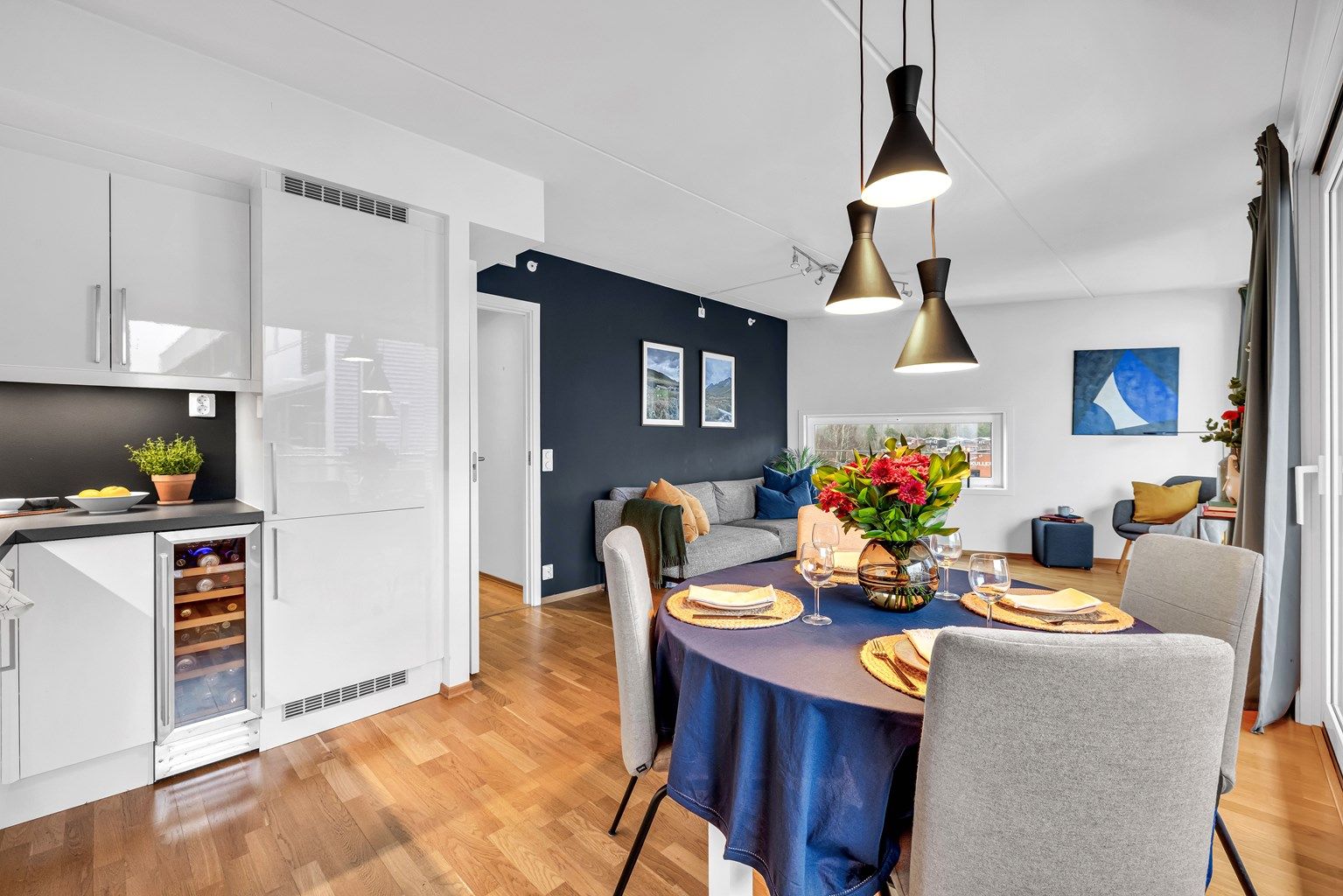 Velkommen til Johan Scharffenbergs vei 75A! Lys og pen 3 roms topp- og hjørneleilighet i 4 etasje. 