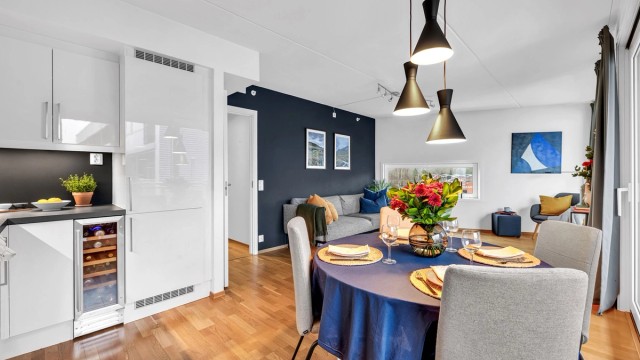 Velkommen til Johan Scharffenbergs vei 75A! Lys og pen 3 roms topp- og hjørneleilighet i 4 etasje.