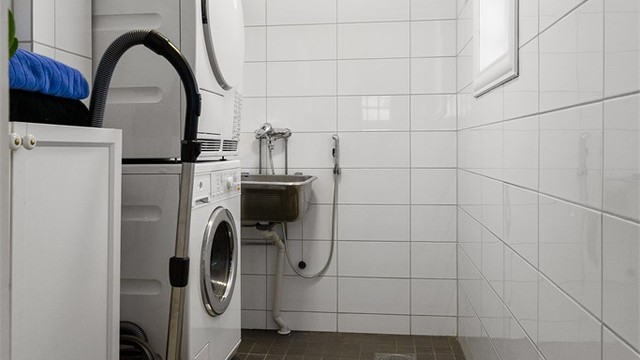 Praktisk vaskerom med utgang direkte ut