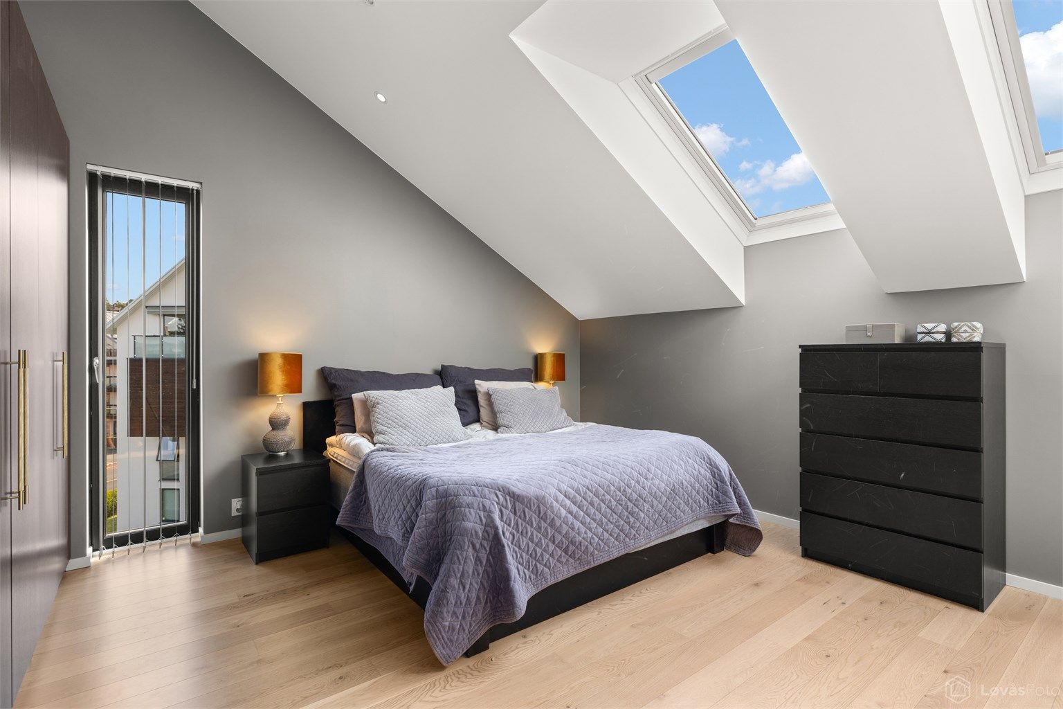 Master suiten er en tilbaketrukket og romslig avdeling, hvor den generøse takhøyden og den luftige utformingen skaper en elegant og harmonisk atmosfære.