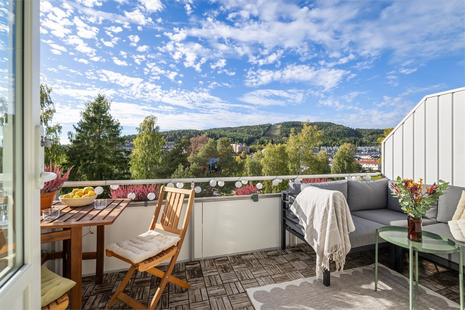 På balkogen er det god plass til utemøblement som både sittegruppe og grill - det er tillatt med el- og/eller gassgrill